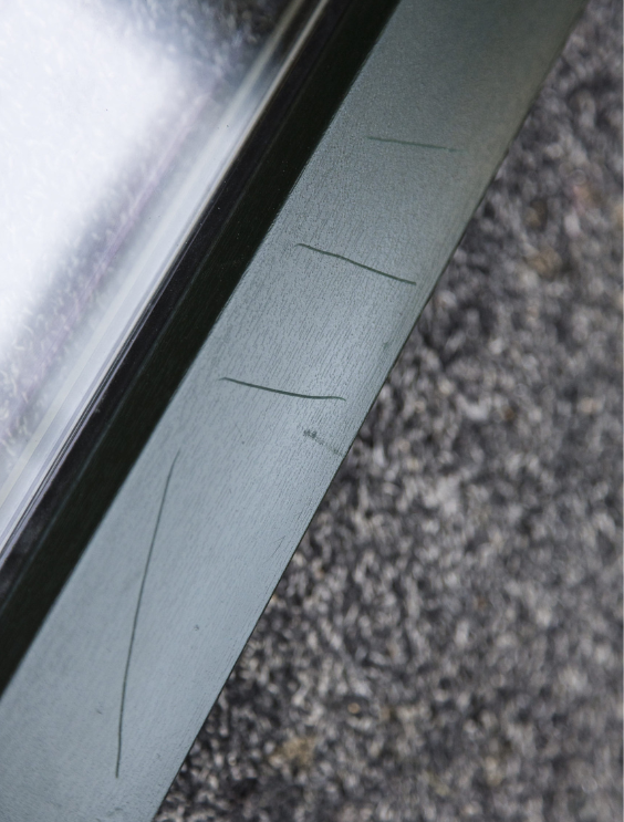 Raamprofiel met vier kleine krasjes