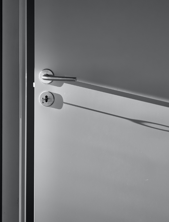 Deur op een kier met metalen deurklink