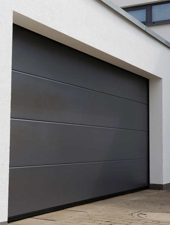 Automatische grijze sectionaalpoort van een huist