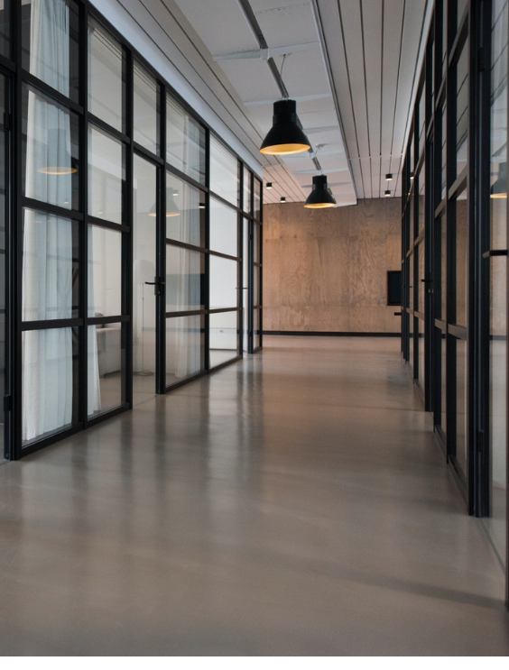 Kantoorgang met meerdere zwarte metalen deuren