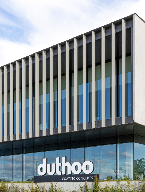 Imposante gevel van bedrijf met een speels logo in grote lichtbakken vooraan