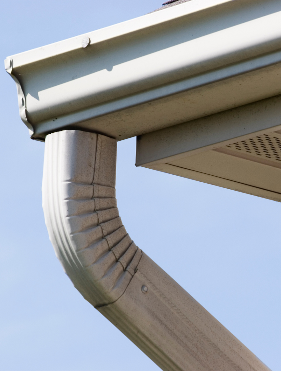 Een lichtgrijze dakgoot met afvoer